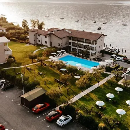 Bella & Restaurant With Private Dock For Mooring Boats Готель