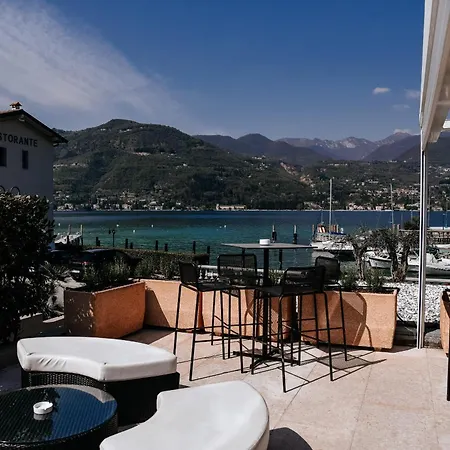 Bella & Restaurant With Private Dock For Mooring Boats 4* Сан-Феліче-дель-Бенако