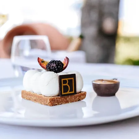Bella & Restaurant With Private Dock For Mooring Boats 4*