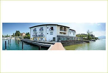 Bella & Restaurant With Private Dock For Mooring Boats Готель