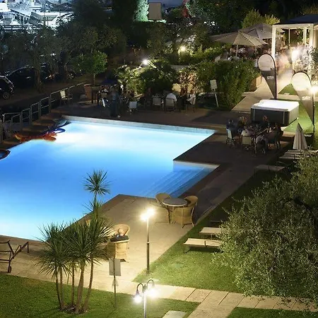 Bella & Restaurant With Private Dock For Mooring Boats Готель 4*