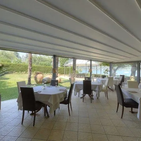 Bella & Restaurant With Private Dock For Mooring Boats Готель 4*