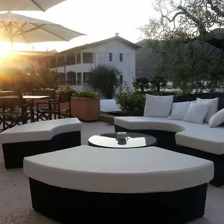 Bella & Restaurant With Private Dock For Mooring Boats Готель 4*
