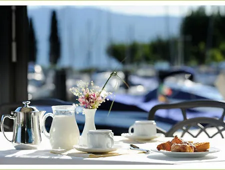 Bella & Restaurant With Private Dock For Mooring Boats Готель 4*