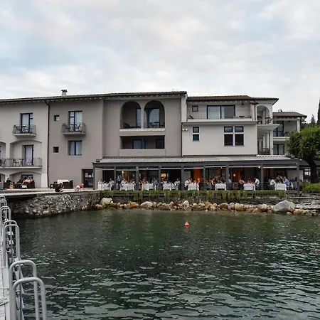 Bella & Restaurant With Private Dock For Mooring Boats סן פליס דל בנאקו